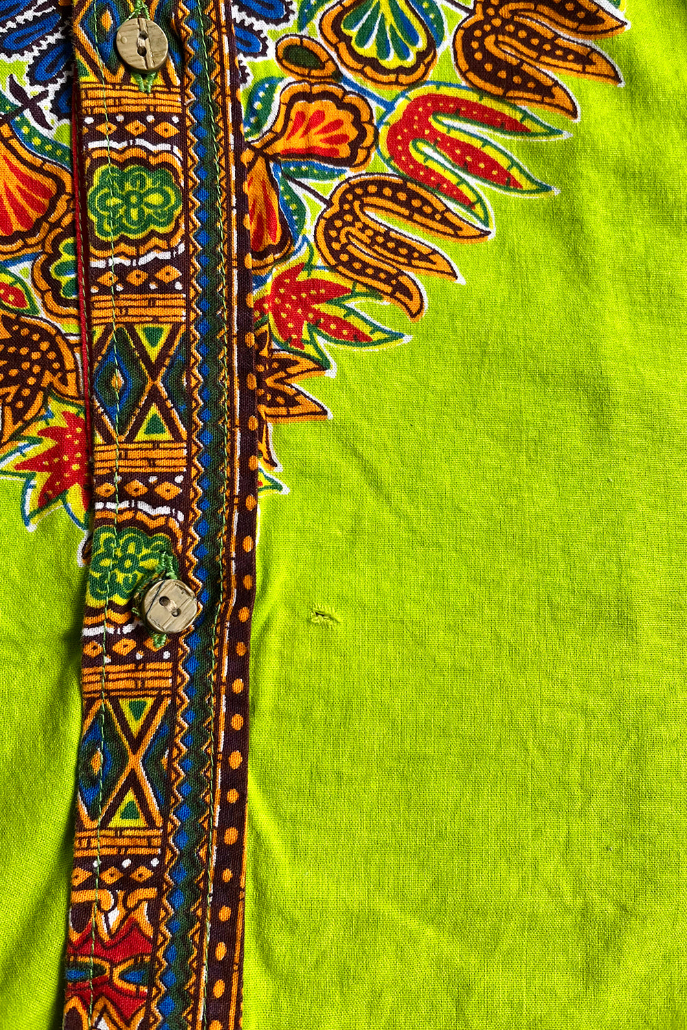 Vintage Dashiki shirt jaren 70 detail sluiting en textuur stof en klein gaatje authentiek