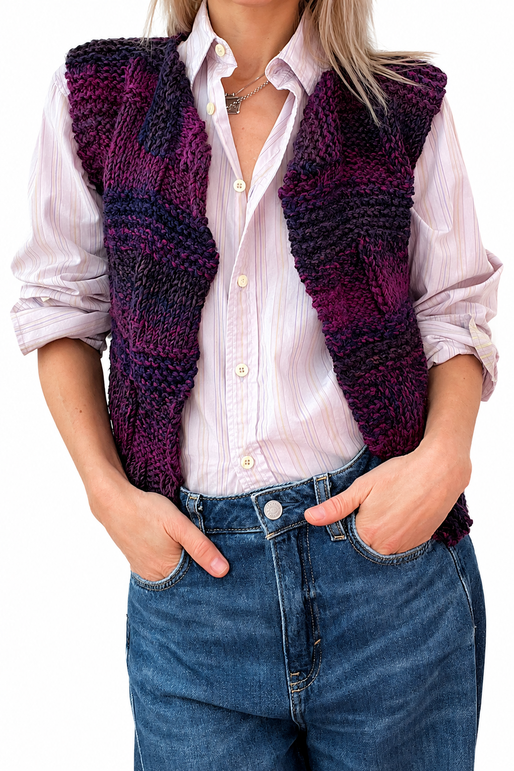 Vintage jaren 70 mouwloos vest in paars, roze en blauw, gedragen over een lichte blouse met jeans.