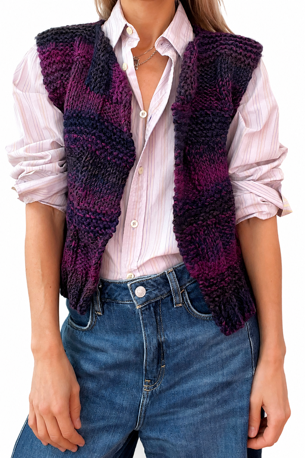 Vooraanzicht van handgebreid vintage vest zonder sluiting, met grof breipatroon in paars, roze en blauw.