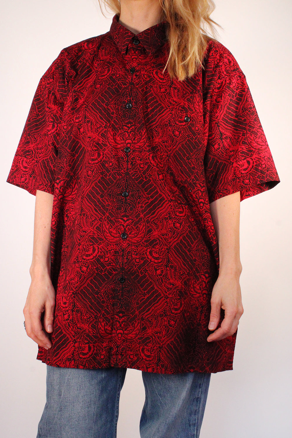 Vintage jaren 90 handgemaakte oversized batik blouse rood-zwart - katoenen button down shirt met korte mouw maat 40-42