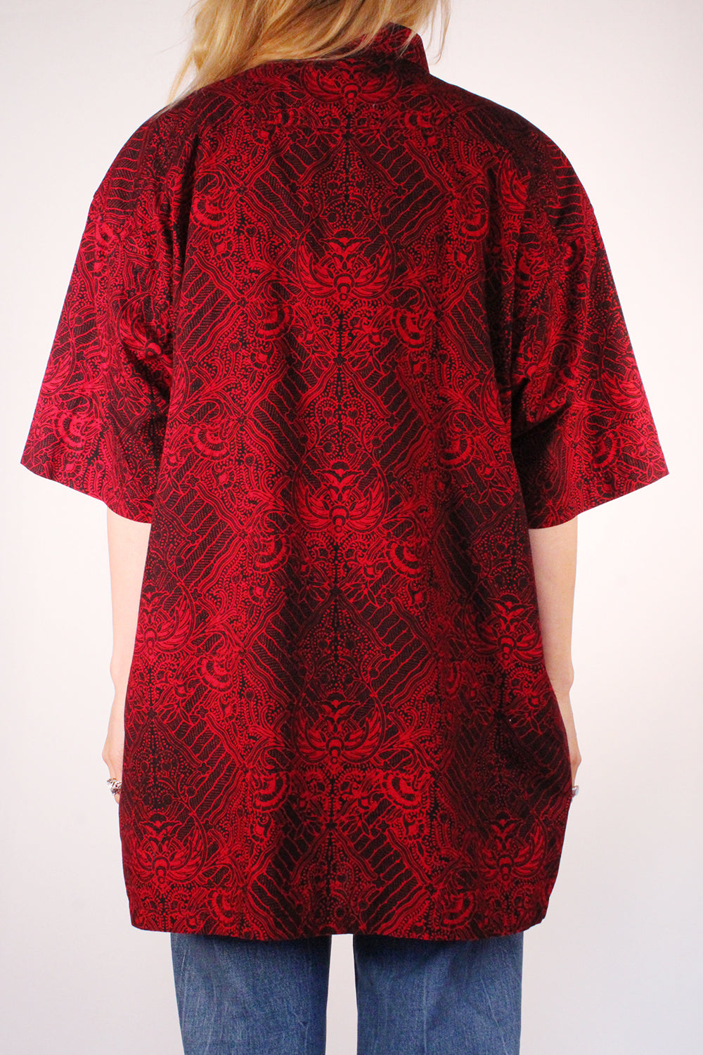 Vintage jaren 90 handgemaakte oversized batik blouse rood-zwart gedragen achterkant - katoenen button down shirt styling