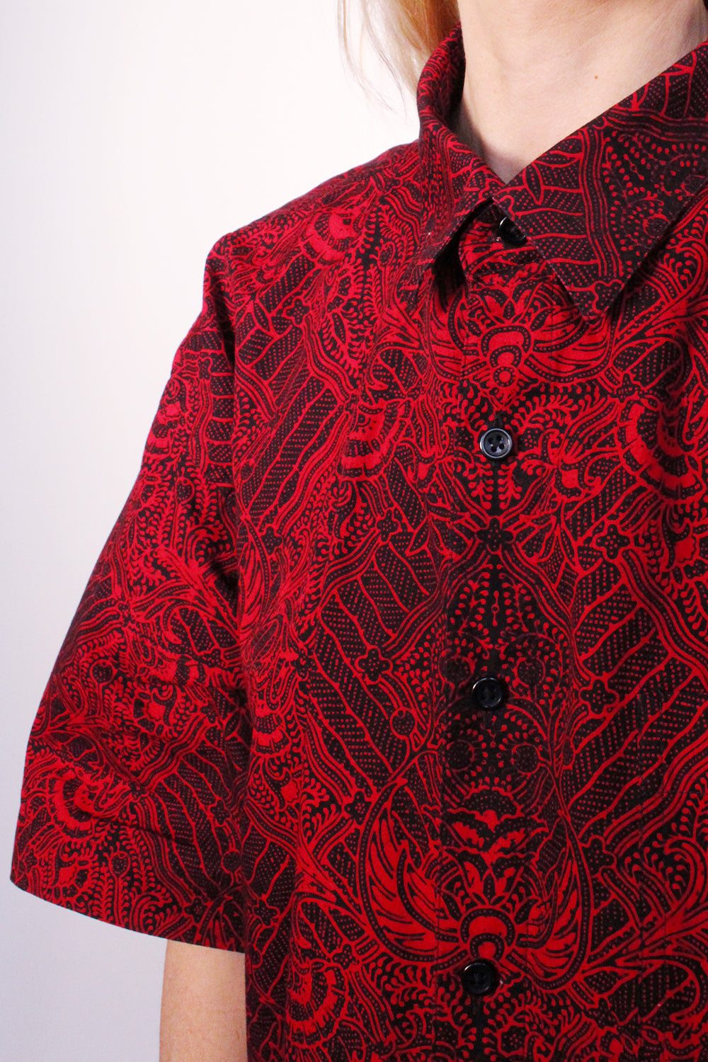 Vintage jaren 90 handgemaakte oversized batik blouse rood-zwart detail - detail sluiting en kraag Batik blouse voorkant