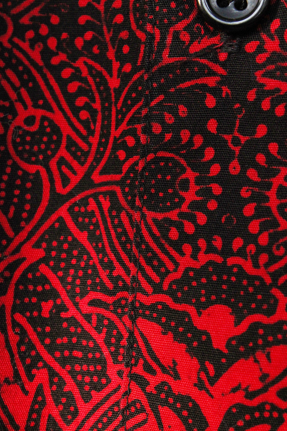 Vintage jaren 90 handgemaakte oversized batik blouse rood-zwart detail - close-up van batik print patroon