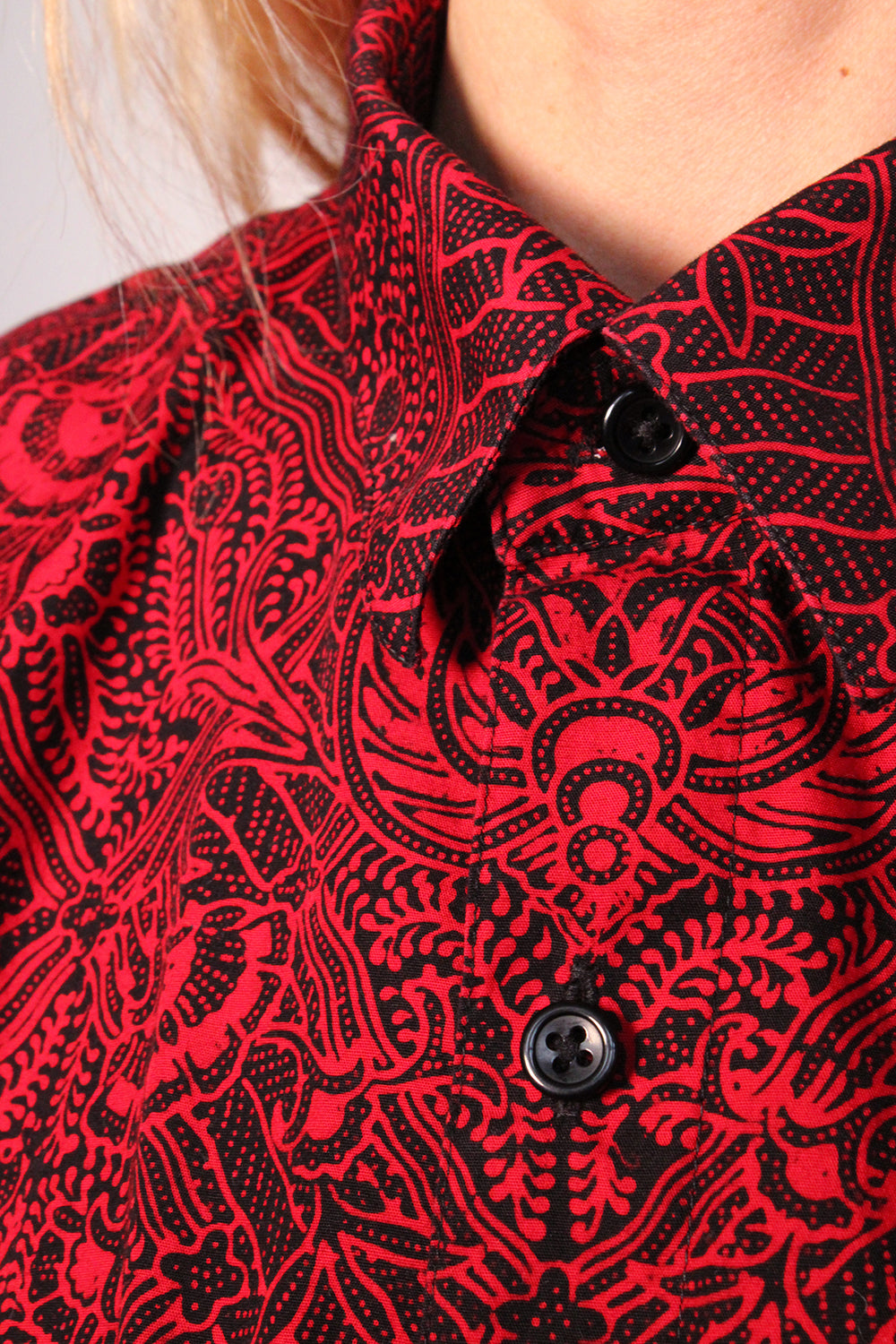 Vintage jaren 90 handgemaakte oversized batik blouse rood-zwart detail - close-up sluiting en kraag Batik blouse voorkant