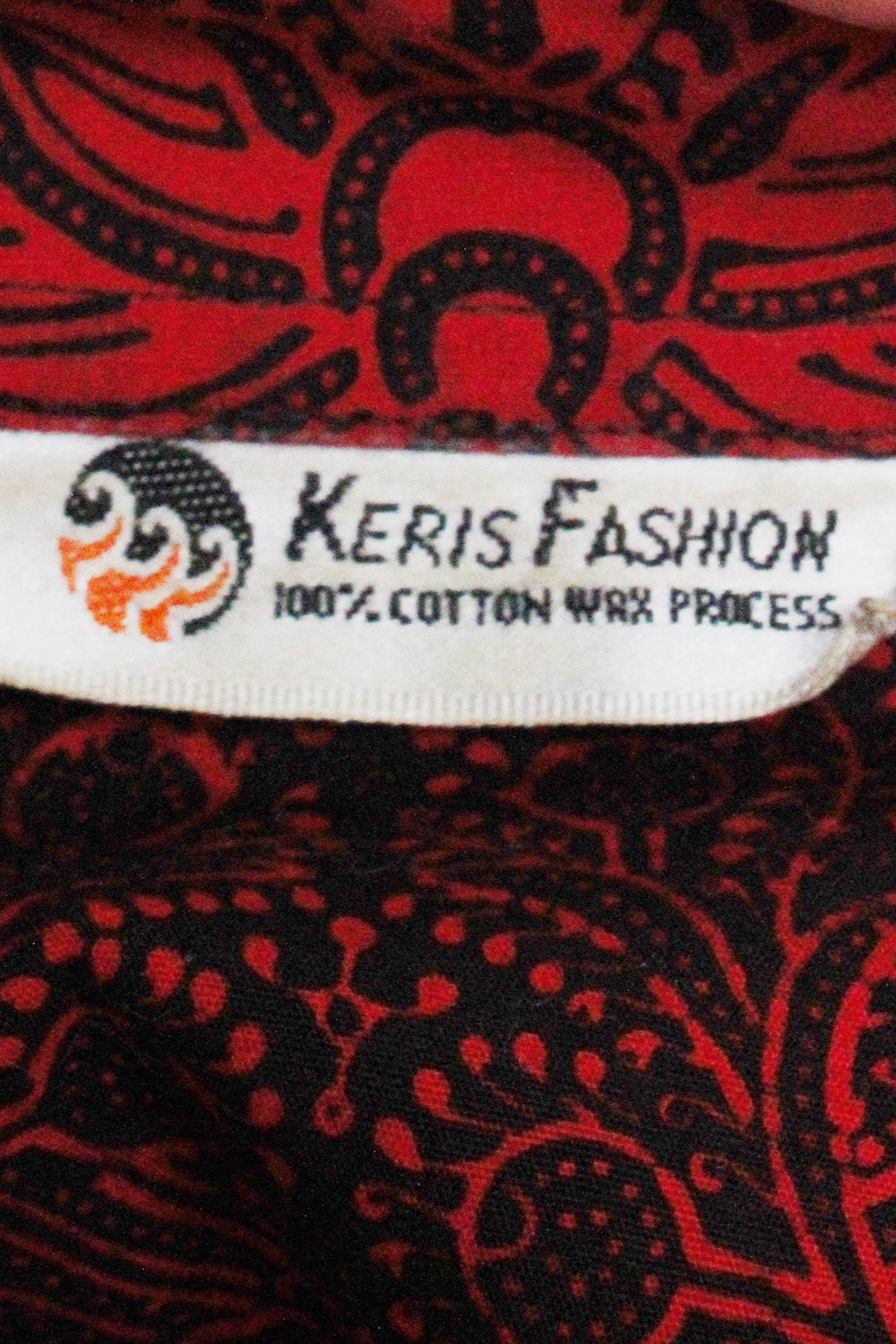Vintage jaren 90 handgemaakte oversized batik blouse rood-zwart detail - close-up label