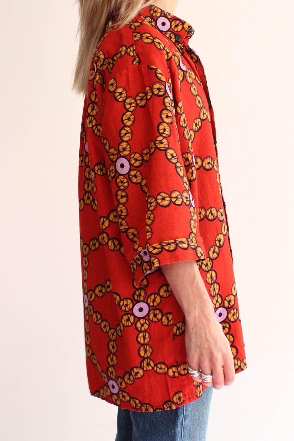 Vintage jaren 90 handgemaakte oversized batik blouse oranje-geel-lila-zwart-bruin gedragen zijkant - katoenen button down shirt met borstzak