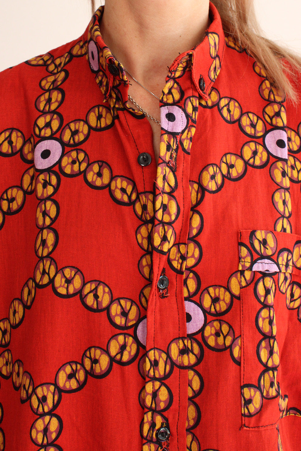 Vintage jaren 90 handgemaakte oversized batik blouse oranje-geel-lila-zwart-bruin detail - close-up van hals en sluiting