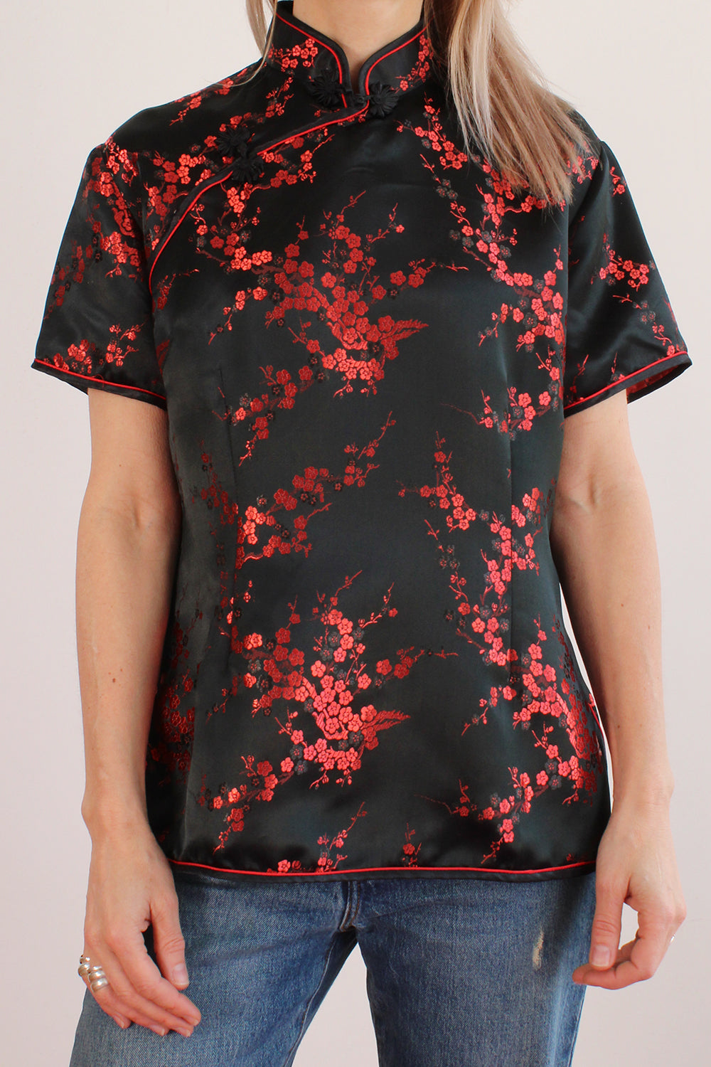 Vintage zijden Chinese cheongsam blouse zwart-rood - ongedragen getailleerde top met mandarijnkraag en korte mouw maat 38-40