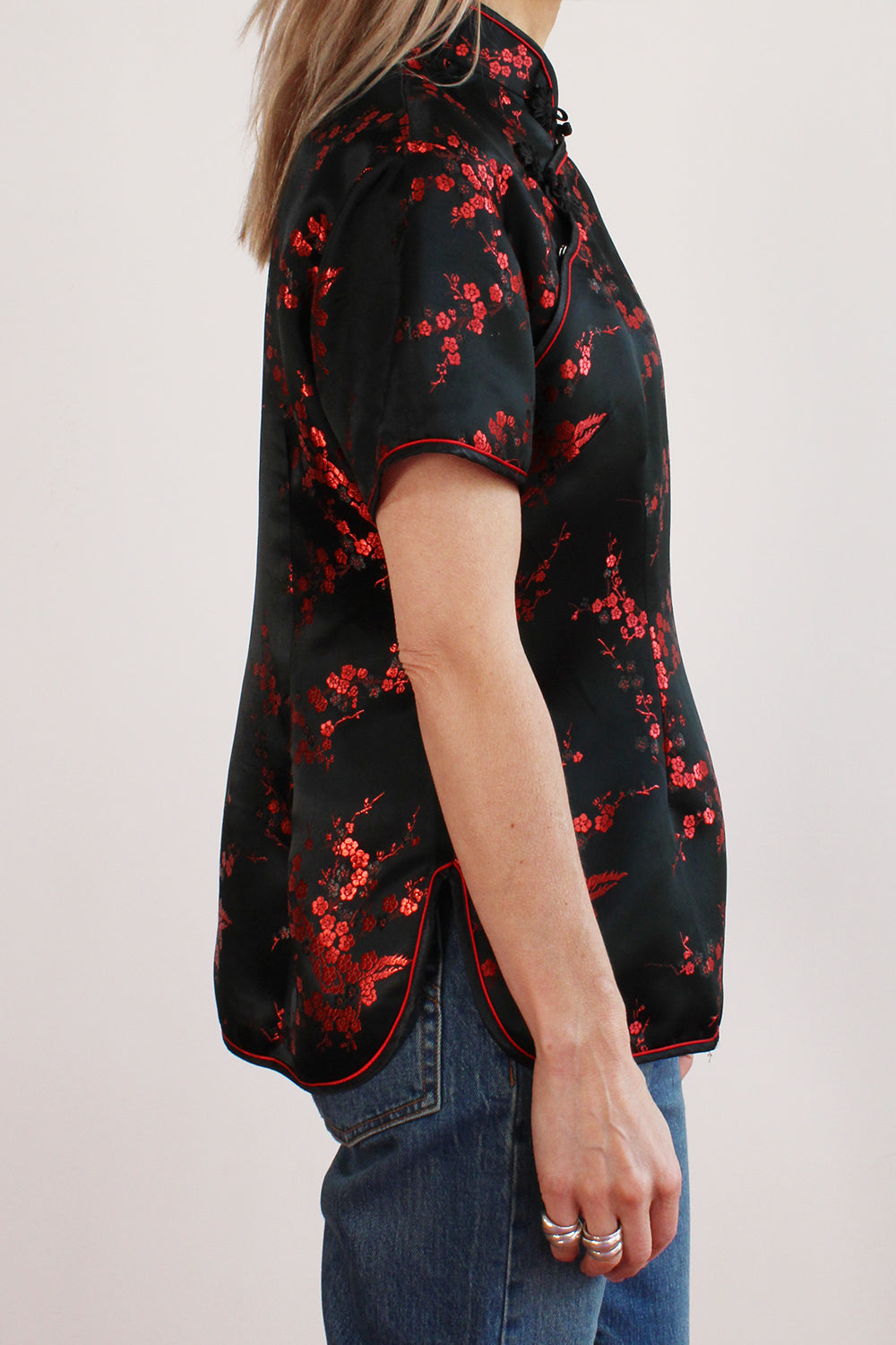 Vintage zijden Chinese cheongsam blouse zwart-rood gedragen zijkant - ongedragen getailleerde top met mandarijnkraag