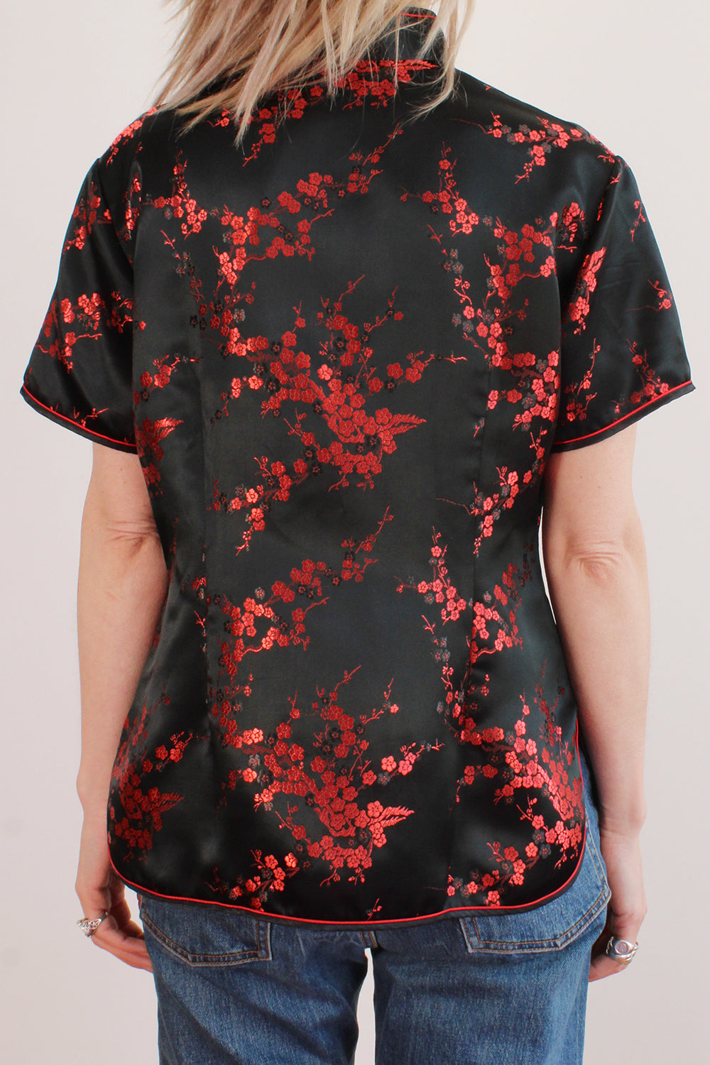 Vintage zijden Chinese cheongsam blouse zwart-rood gedragen achterkant - ongedragen getailleerde top met diagonale sluiting