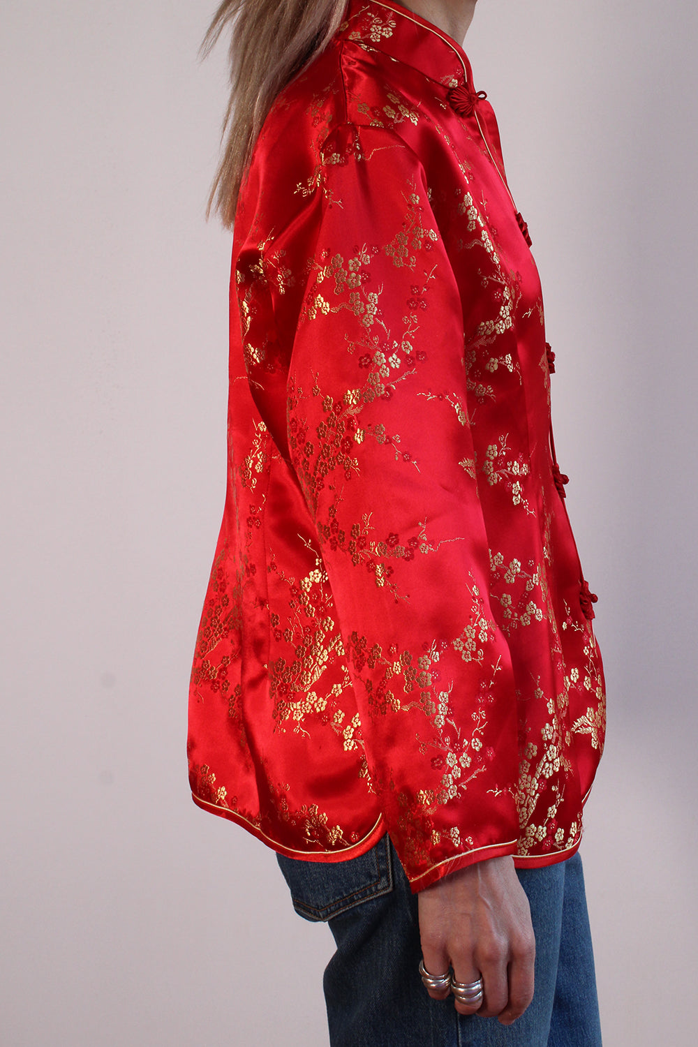 Vintage zijden Chinese cheongsam blouse rood-goud gedragen zijkant - ongedragen getailleerde top met mandarijnkraag