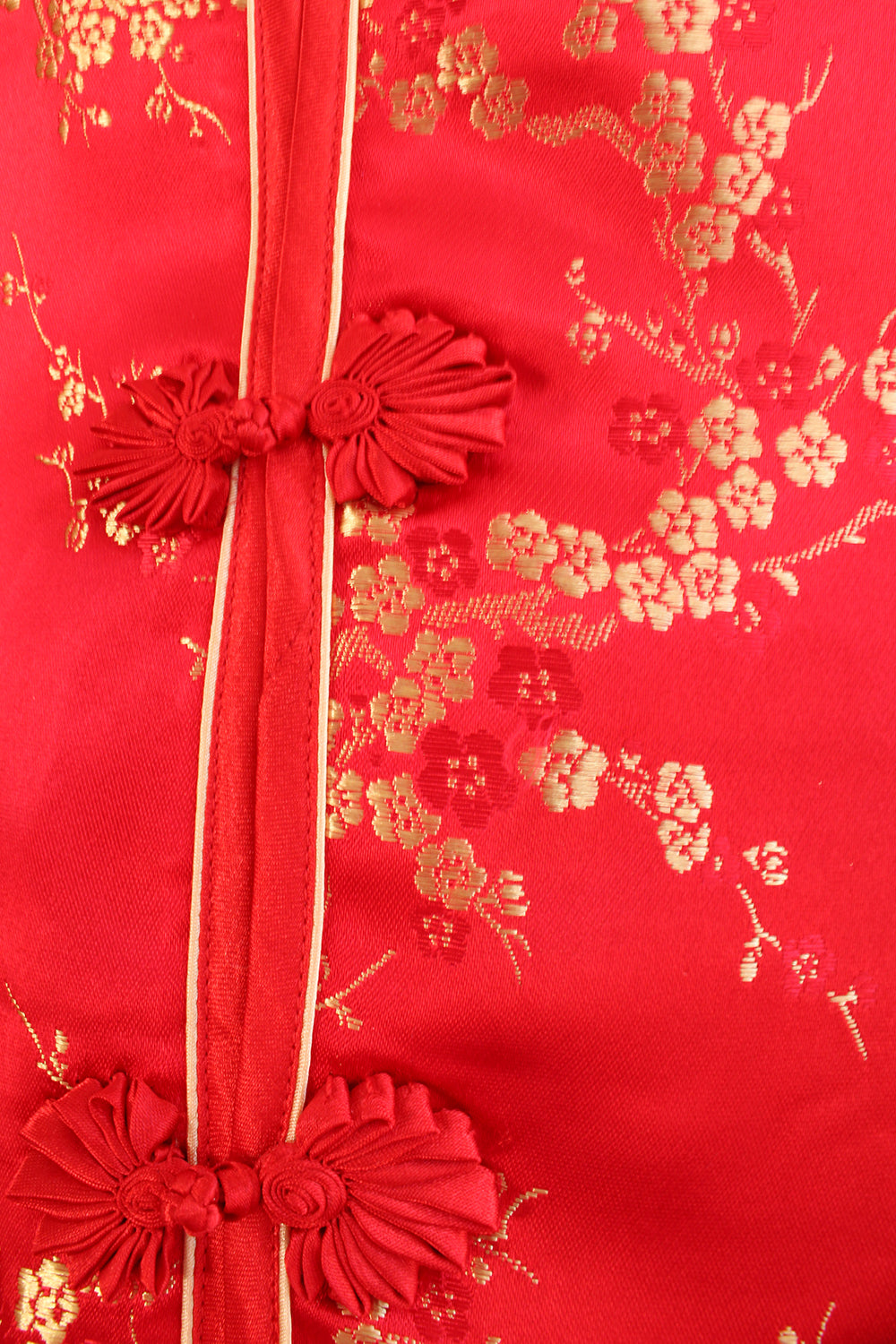 Vintage zijden Chinese cheongsam blouse rood-goud detail - close-up van bloemenprint en stofknopen