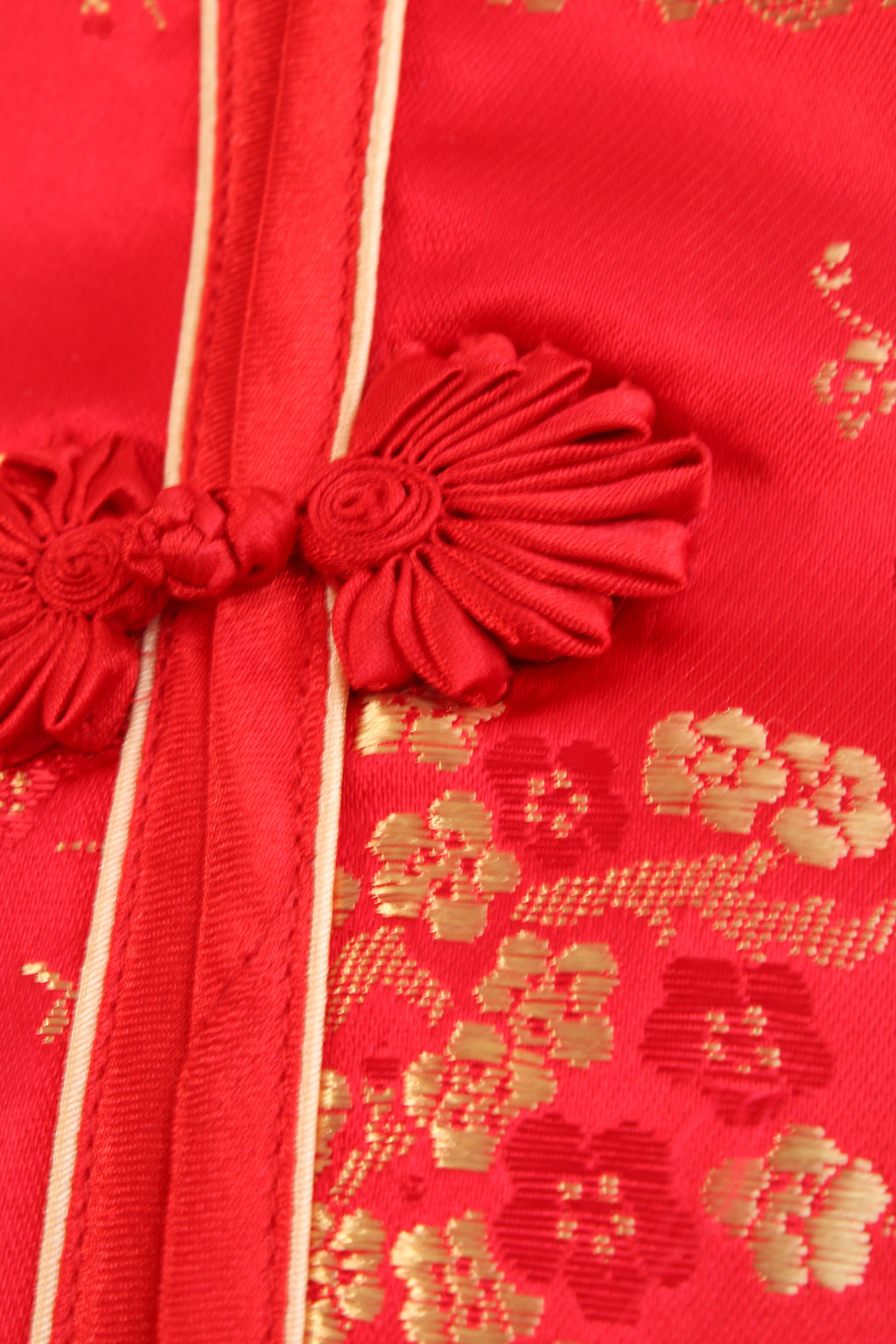 Vintage zijden Chinese cheongsam blouse rood-goud detail - close-up van bloemenprint en stofknoop