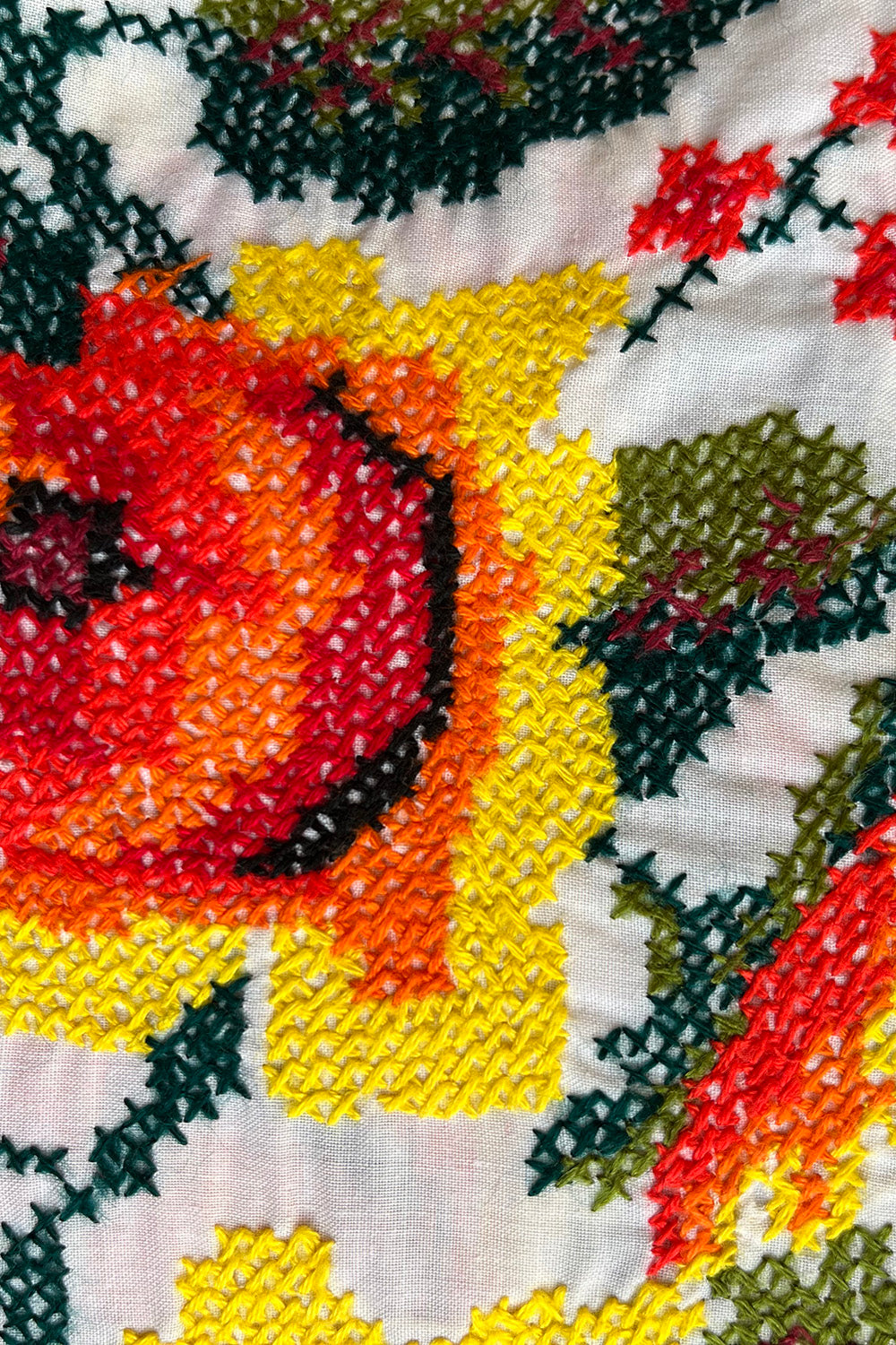 Vintage geborduurde tuniek jaren 70 close-up borduurwerk detail en stofstructuur
