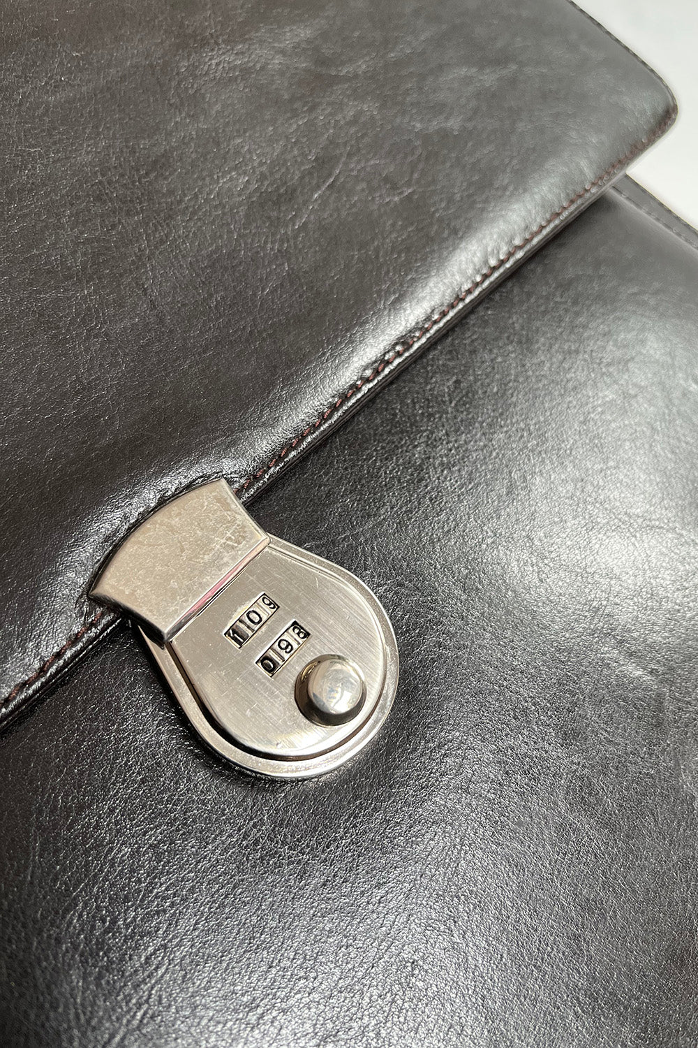 Vintage briefcase met cijferslot