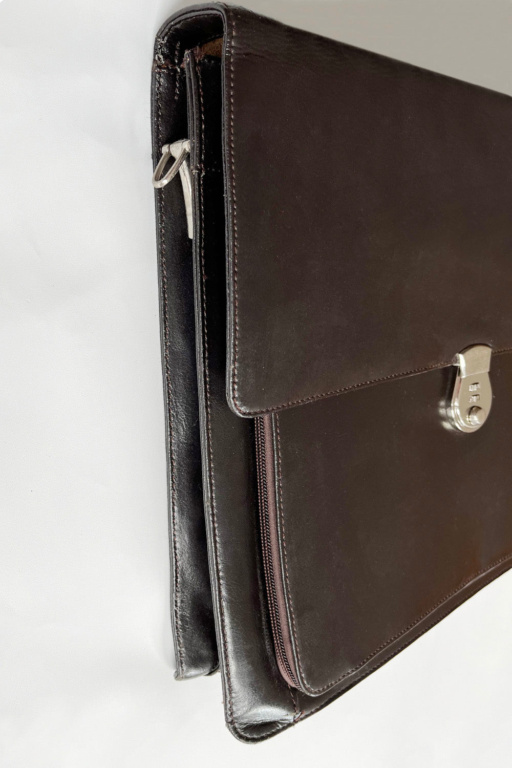 Vintage briefcase met cijferslot