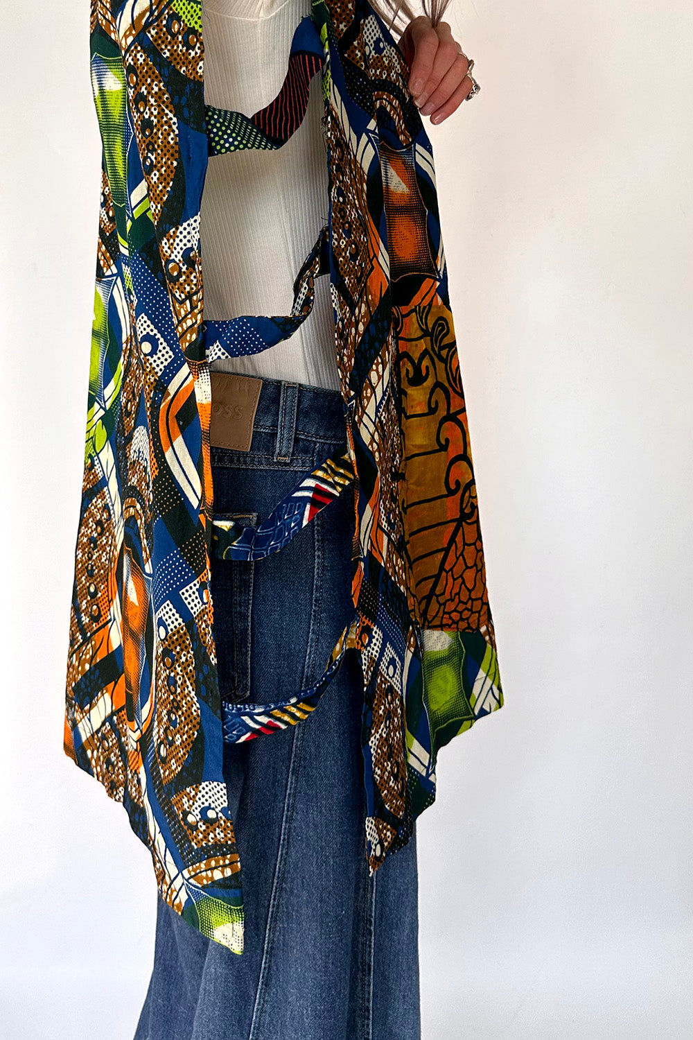 Vintage Afrikaanse batik tuniek close-up cut out vakmanschap detail

