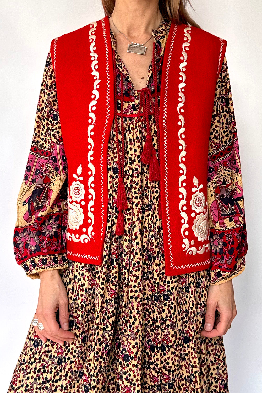 Vintage geborduurde folklore gilet jaren 70 bohemian stijl voorkant