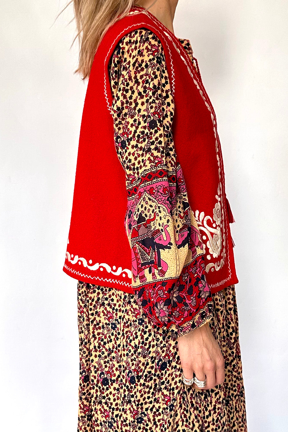 Vintage geborduurde gilet jaren 70 etnisch patroon zijkant

