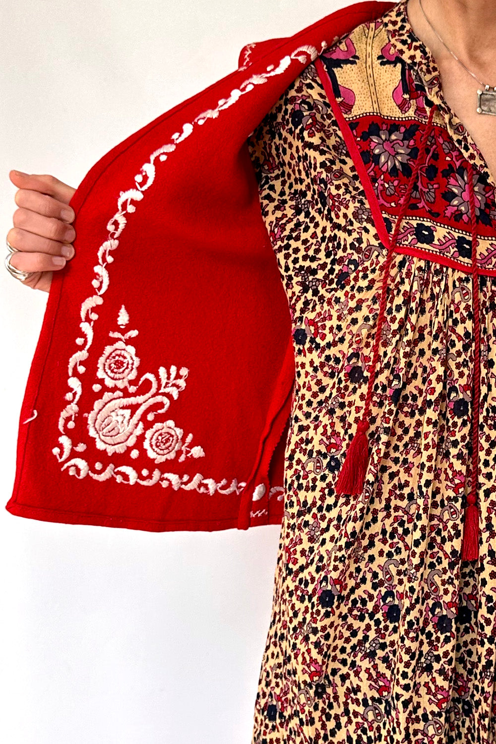 Vintage geborduurde folklore gilet jaren 70 close-up borduurwerk binnenkant