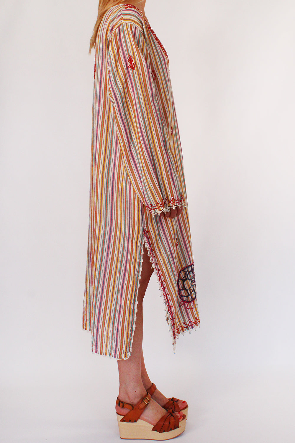 Afbeelding 3: Vintage geborduurde bohemian kaftan jurk wit-multi gedragen zijkant - katoenen semi transparante loose fit jurk met splitten