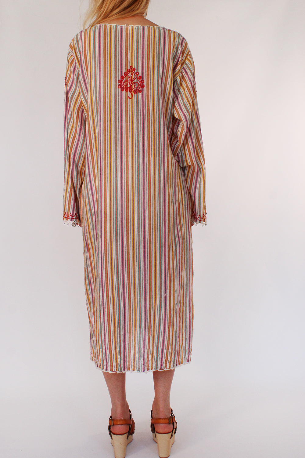 Vintage geborduurde bohemian kaftan jurk wit-multi gedragen achterkant - katoenen semi transparante loose fit jurk achterzijde