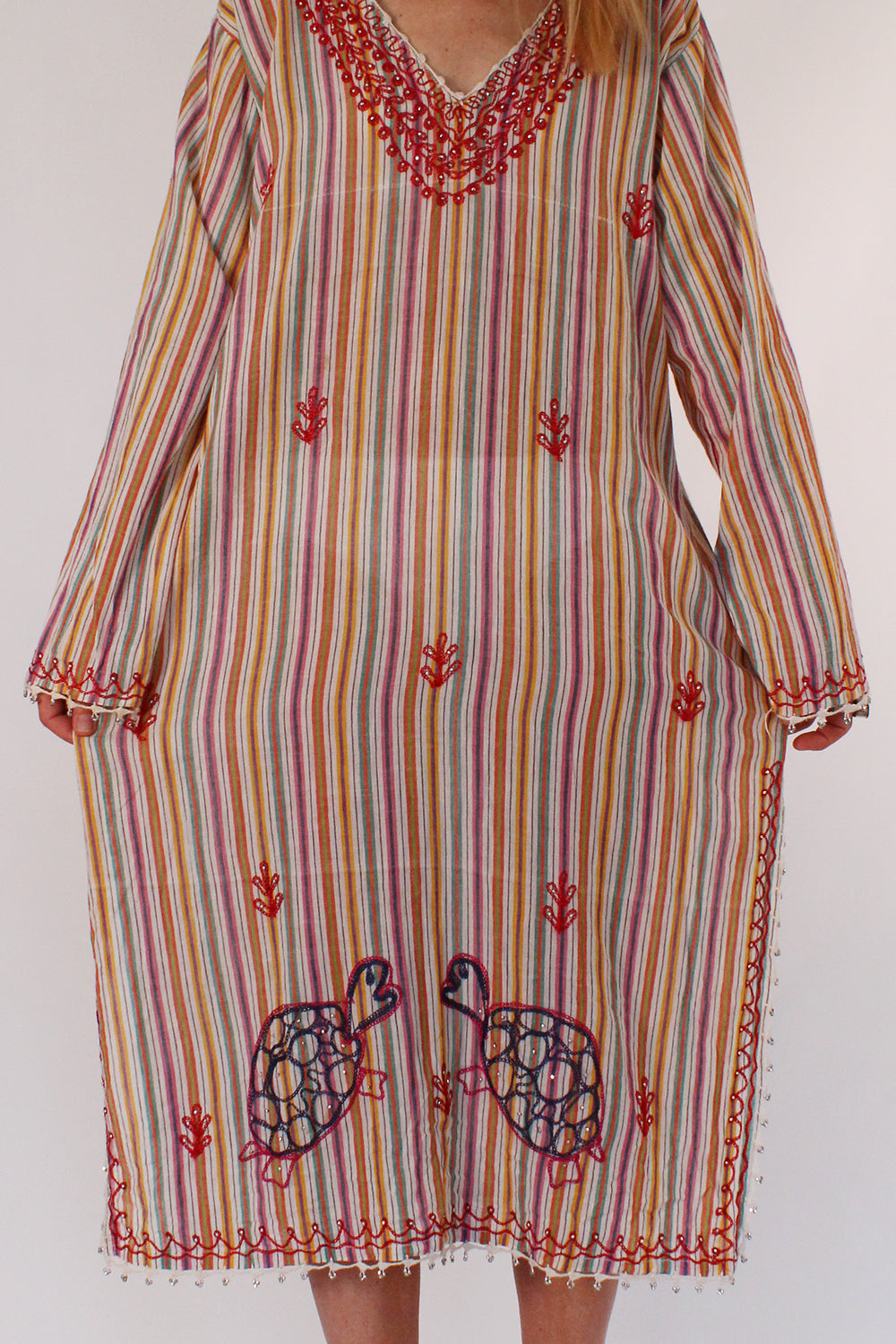 Vintage geborduurde bohemian kaftan jurk wit-multi gedragen voorkant - katoenen semi transparante loose fit valling wijde jurk voorzijde

