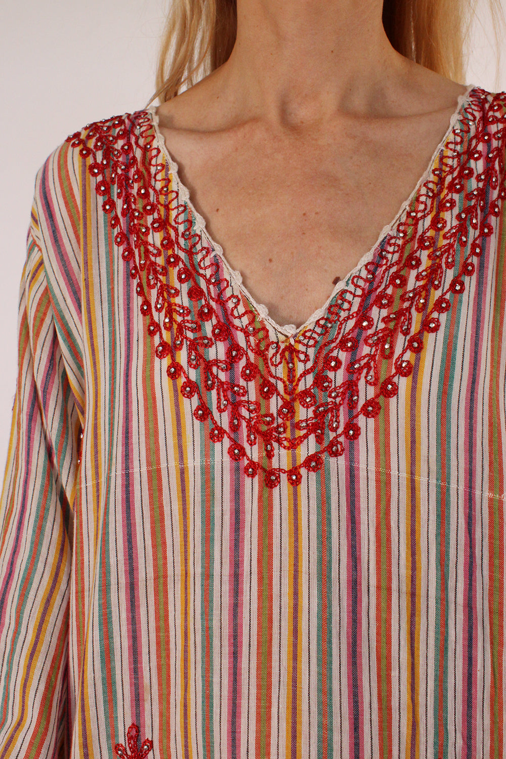 Vintage geborduurde bohemian kaftan jurk wit-multi voorzijde - geborduurde hals met kraaltjes voorkant