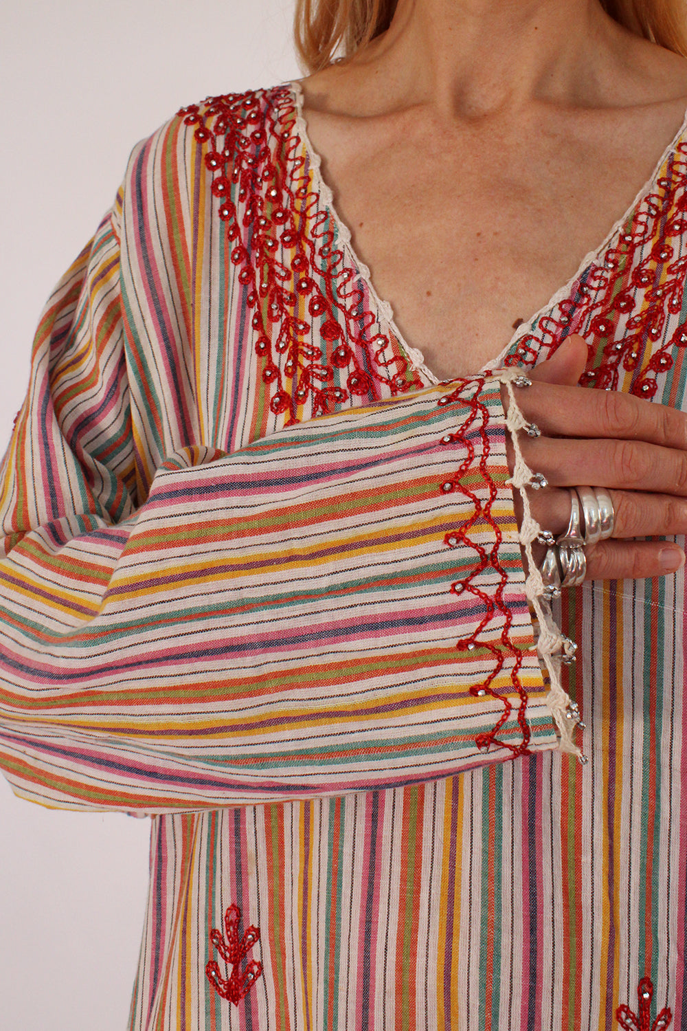 Vintage geborduurde bohemian kaftan jurk wit-multi voorzijde - geborduurde mouw met kraaltjes voorkant