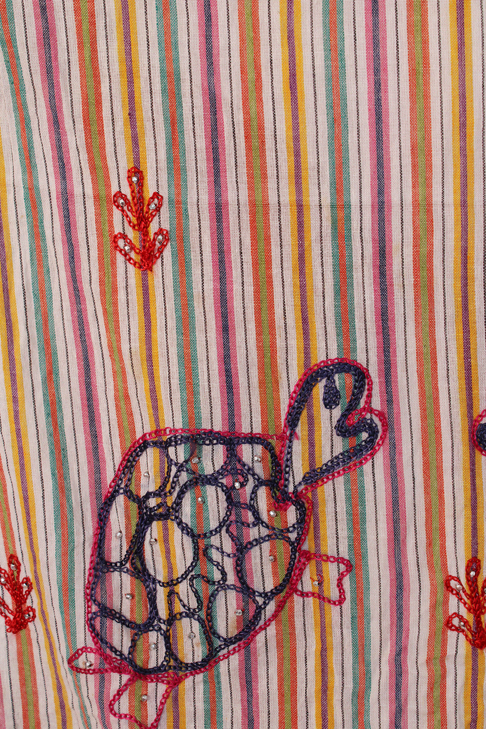 Vintage geborduurde bohemian kaftan jurk wit-multi detail - close-up van geborduurde schildpadden met zilverkleurige kraaltjes