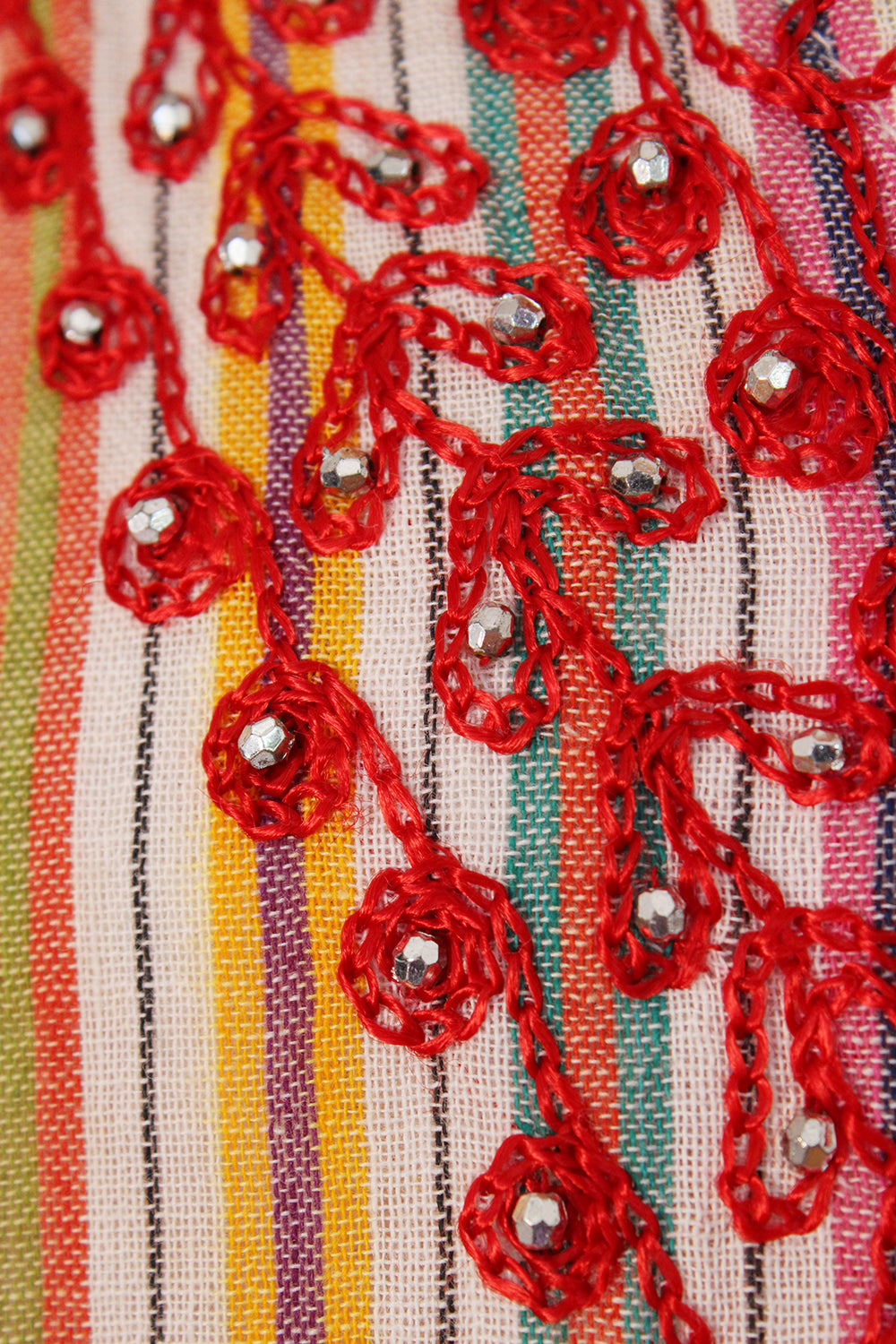 Vintage geborduurde bohemian kaftan jurk wit-multi detail - close-up van borduursels met zilverkleurige kraaltjes