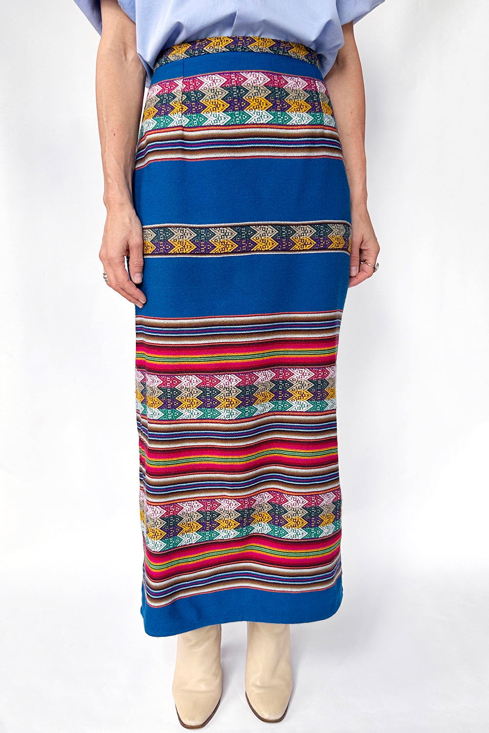 Vintage jaren 70 handgemaakte geweven ethnic rok blauw-multi gedragen voorkant - acryl rok styling