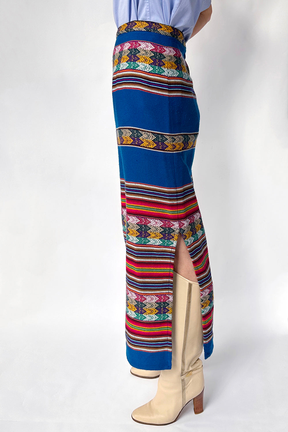 Vintage jaren 70 handgemaakte geweven ethnic rok blauw-multi gedragen zijkant - acryl rok met grote split