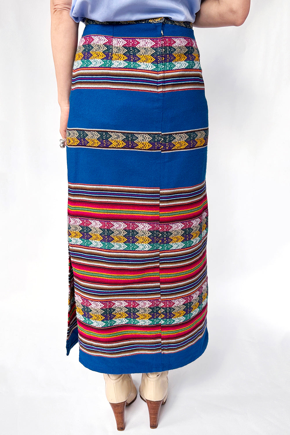 Vintage jaren 70 handgemaakte geweven ethnic rok blauw-multi achterkant - acryl rok achterzijde