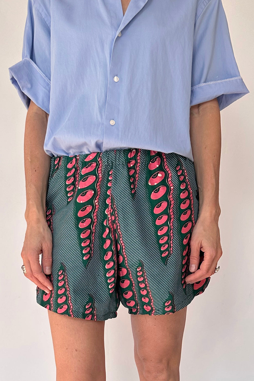Vintage handgemaakte Afrikaanse Batik short – vooraanzicht, kleurrijk batikpatroon