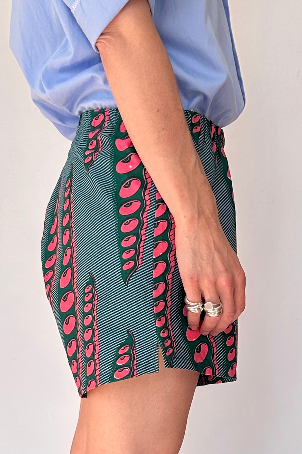 Vintage handgemaakte Afrikaanse Batik short – zijaanzicht, authentiek handwerk