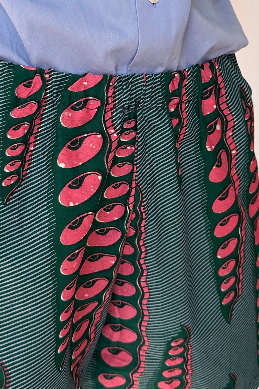 Vintage handgemaakte Afrikaanse Batik short – achterkant en pasvorm