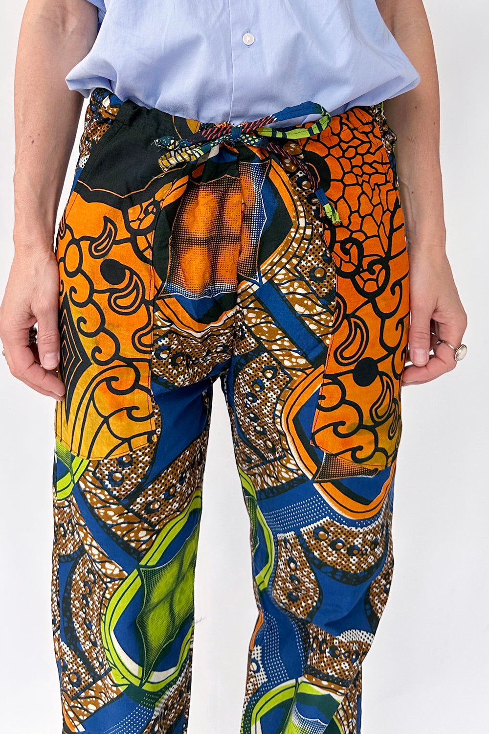 Vintage handgemaakte Batik broek – detailopname tailleband, batikstof en print