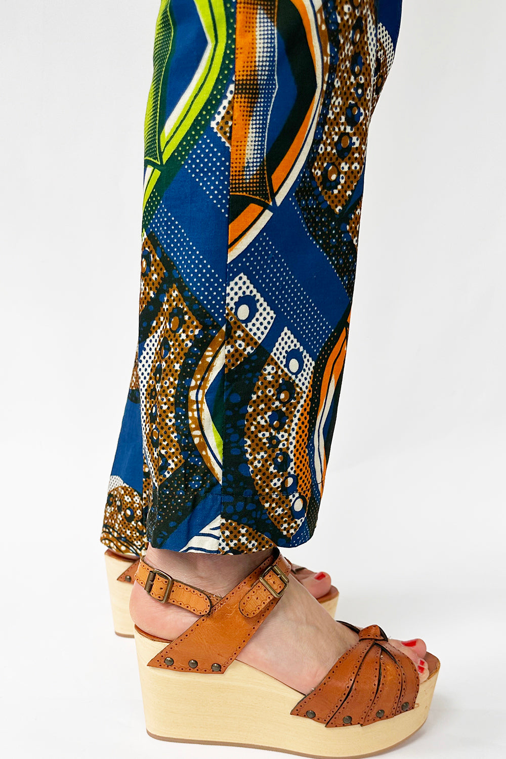 Vintage handgemaakte Batik broek – close-up handwerk en stiksels van de pijp