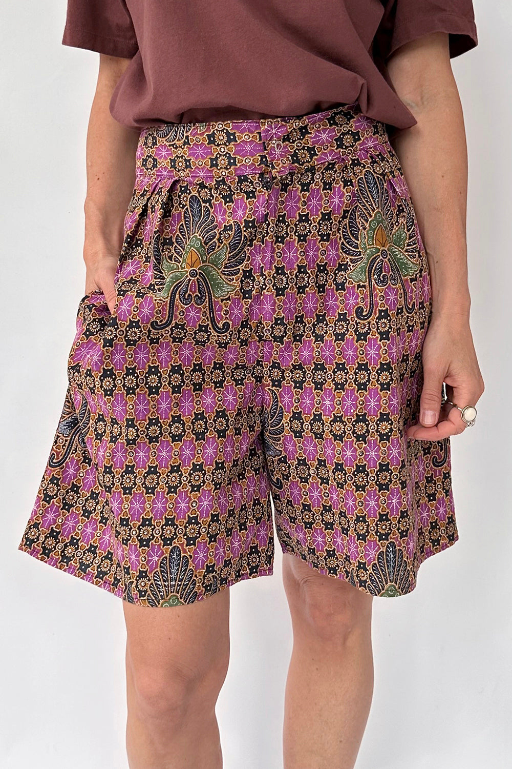 Vintage handgemaakte Batik short – vooraanzicht, kleurrijk batikpatroon