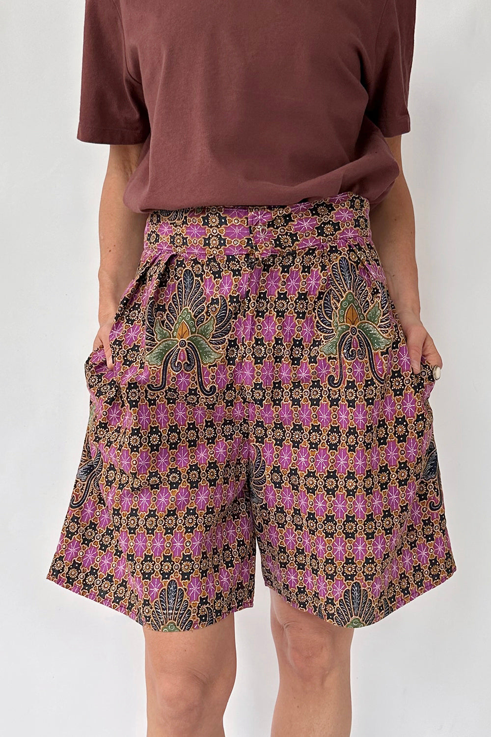 Vintage handgemaakte Batik short – zijaanzicht, authentiek handwerk