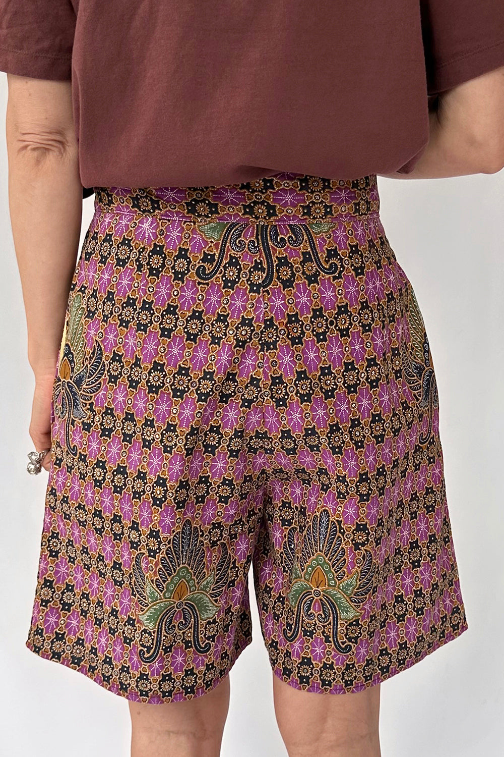 Vintage handgemaakte Batik short – achterkant en pasvorm