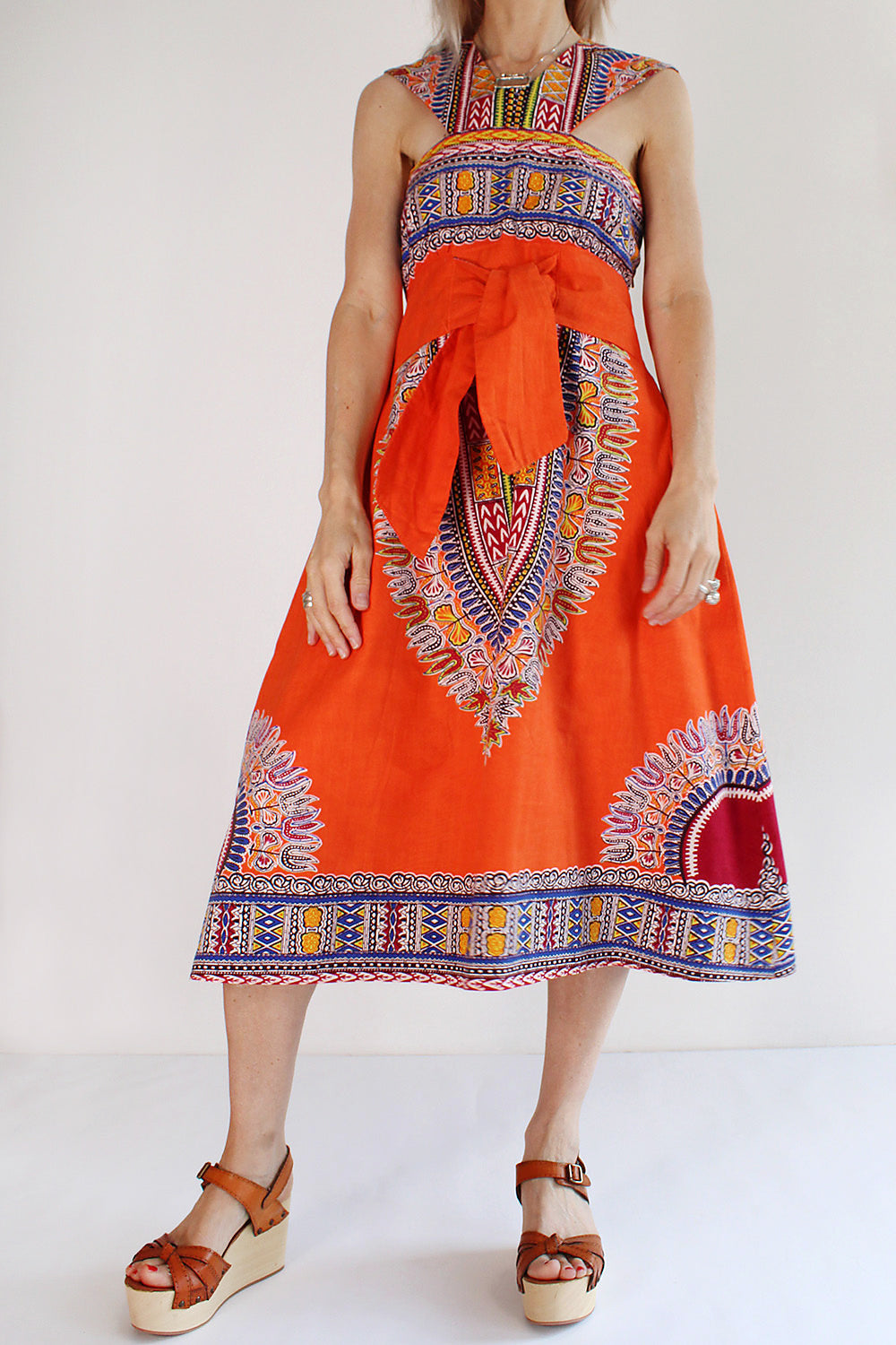 Vintage jaren 70 handgemaakte dashiki halterjurk oranje-multi gedragen voorkant totaal - katoenen jurk