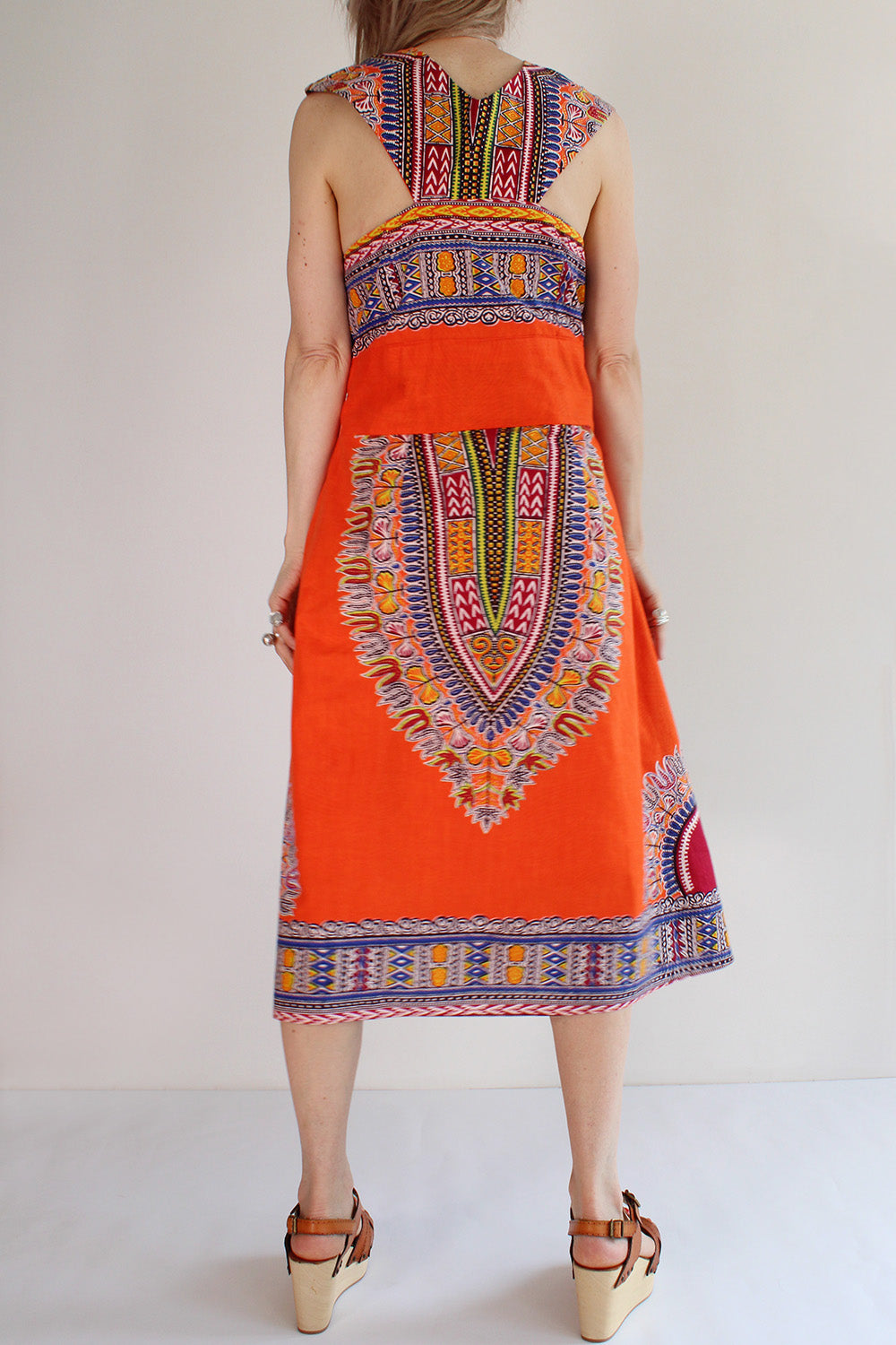 Vintage jaren 70 handgemaakte dashiki halterjurk oranje-multi gedragen achterkant - katoenen jurk