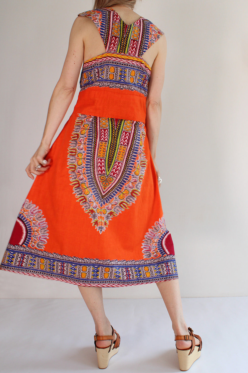Vintage jaren 70 handgemaakte dashiki halterjurk oranje-multi gedragen achterkant - katoenen jurk met ritssluiting