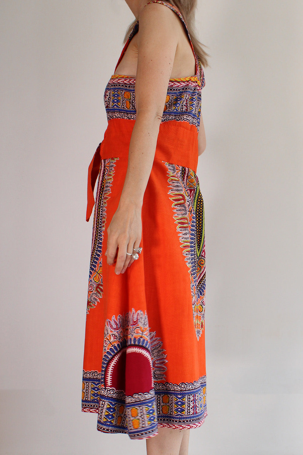 Vintage jaren 70 handgemaakte dashiki halterjurk oranje-multi gedragen zijkant - katoenen jurk met smal bovenlijfje