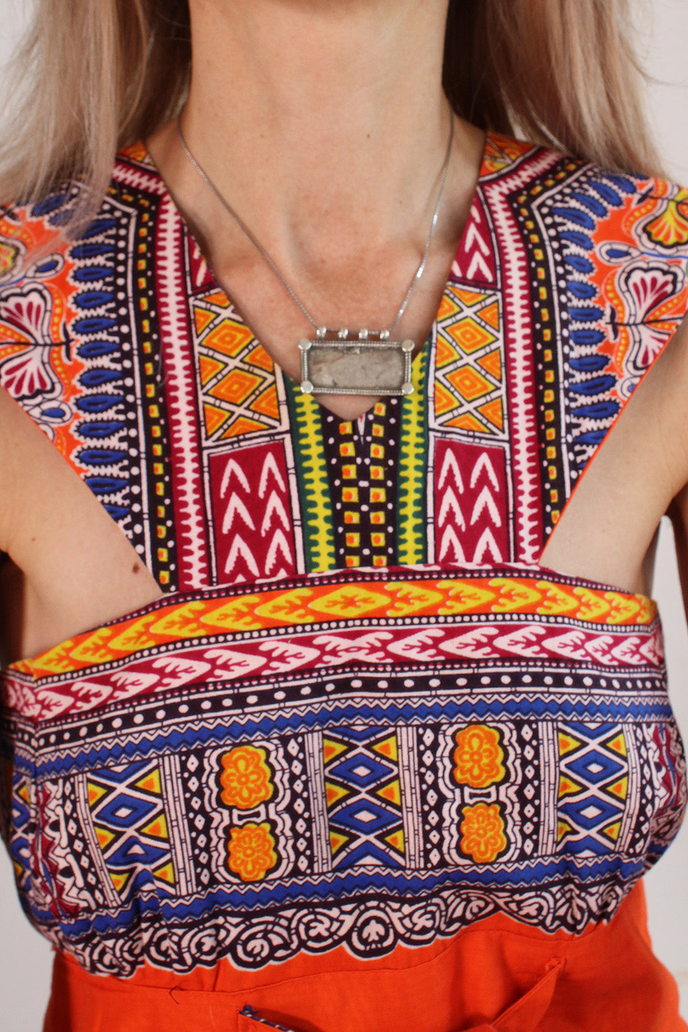 Vintage jaren 70 handgemaakte dashiki halterjurk oranje-multi detail hals

