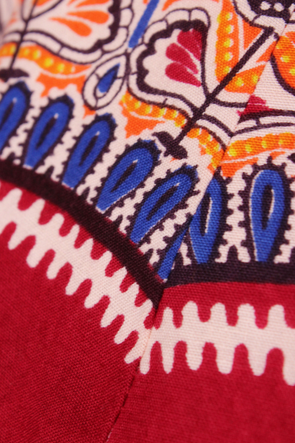 Vintage jaren 70 handgemaakte dashiki halterjurk oranje-multi detail - close-up van dashiki print patroon