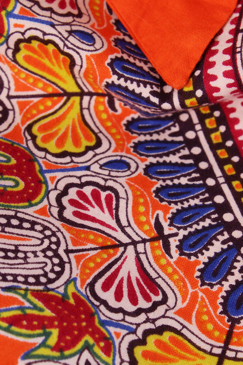 Vintage jaren 70 handgemaakte dashiki halterjurk oranje-multi - close-up van dashiki print patroon