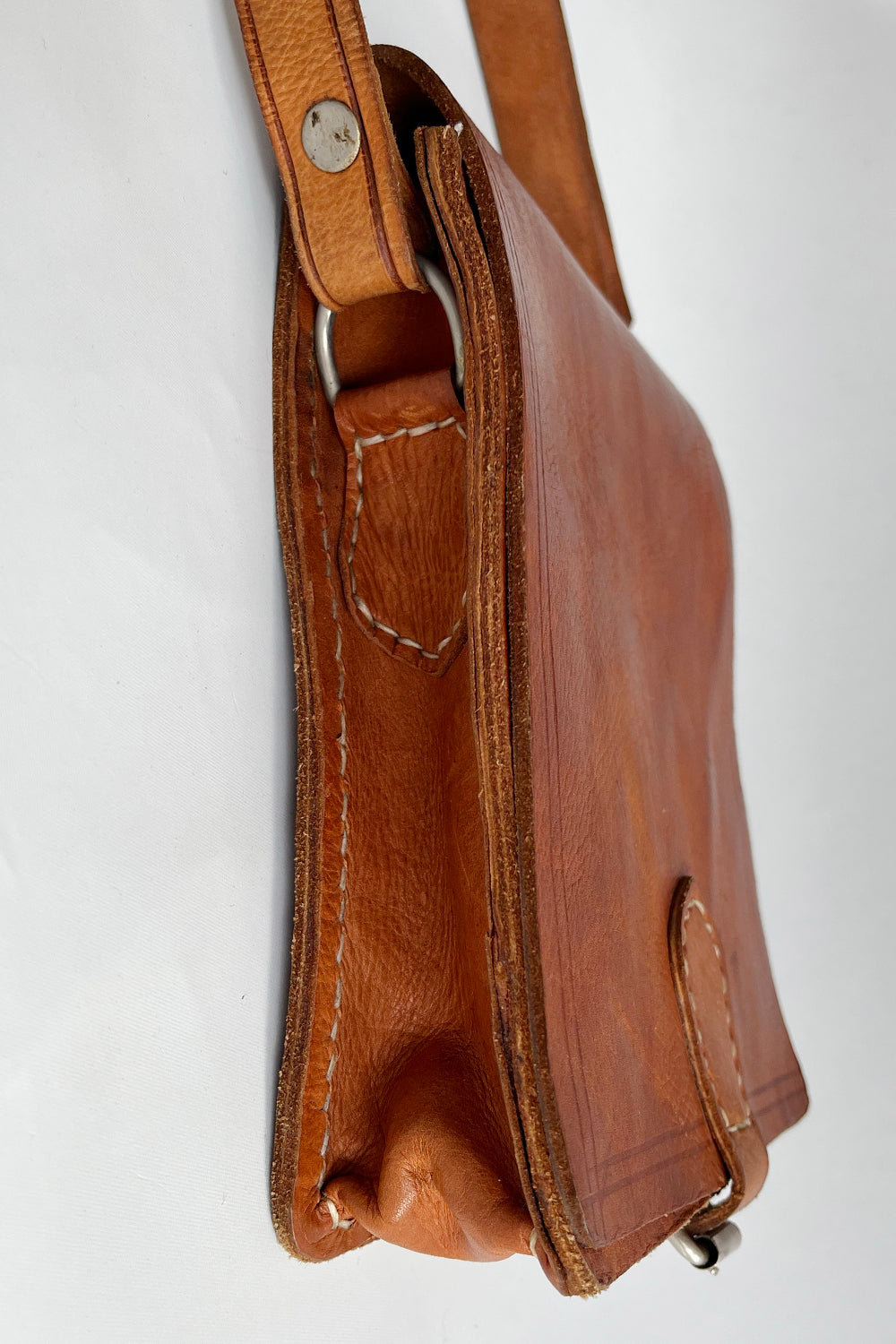  Vintage tuigleren crossbody zadeltas bruin – zijaanzicht met hengsel 